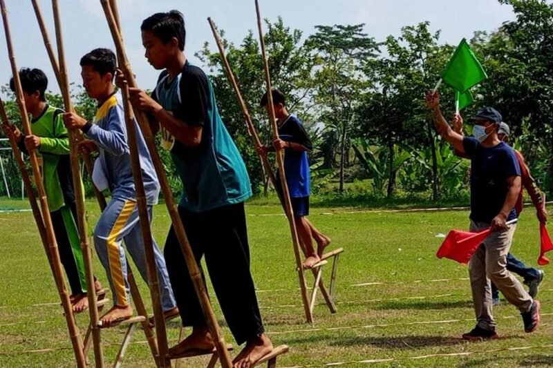 Egrang: Jejak Sejarah dan Panduan Bermain Permainan Tradisional yang Mendunia