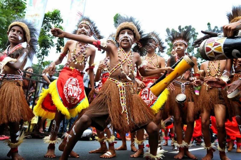 Menjelajahi Dunia yang Hilang: Suku-Suku Terasing yang Bertahan di Era Modern