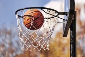 Sepak Bola vs. Basket: Pertarungan Olahraga Terpopuler di Dunia