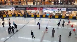 Menggelinding di Atas Es: Panduan Tempat Ice Skating Terbaik di Dunia